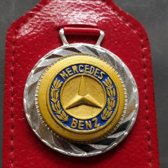 Portachiavi Mercedes Benz  in pelle rosso con logo su medaglia movibile. Buono 2