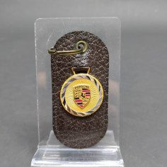 Portachiavi Porsche in pelle testa di moro, logo su medaglia basculante. Buono