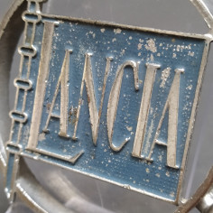 Fregio rotondo Lancia con 3 fori di fissaggio e smalto parzialmente mancante 2