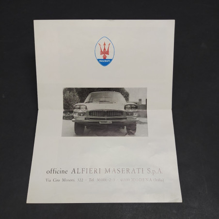 Catalogo automobili Maserati in italiano e inglese, anni '60. Piega centrale