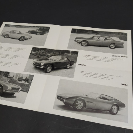 Catalogo automobili Maserati in italiano e inglese, anni '60. Piega centrale