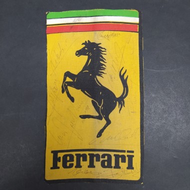 Cavallino Ferrari su tessuto con autografi non identificati, ritagliato a mano