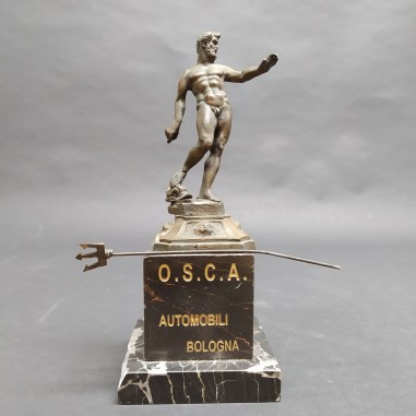 Statuetta O.S.C.A. automobili Bologna, base in marmo, statua del Nettuno storta