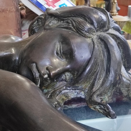 Tavolino ovale in vetro con figura femminile in bronzo