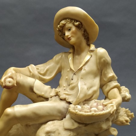 Statua Capodimonte di G. Armani con ragazzo con cesta di frutta 24,5x12 cm