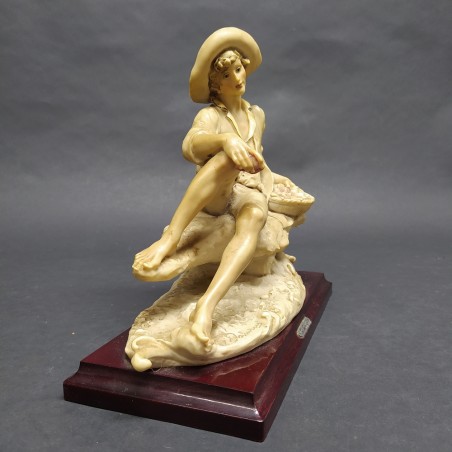 Statua Capodimonte di G. Armani con ragazzo con cesta di frutta 24,5x12 cm