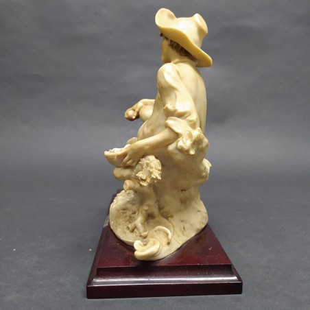 Statua Capodimonte di G. Armani con ragazzo con cesta di frutta 24,5x12 cm