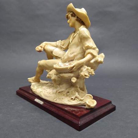Statua Capodimonte di G. Armani con ragazzo con cesta di frutta 24,5x12 cm
