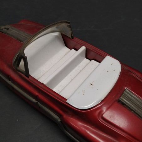 Modellino auto giocattolo in latta rossa. Meccanismo retrocarica bloccato
