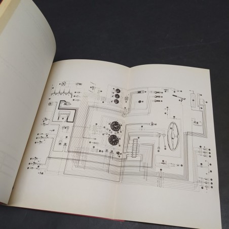 Libretto auto Alfa Romeo 1600 Junior Z del 1972, rilegatura a spille