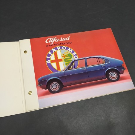 Libretto con le caratteristiche delle vetture Alfa Romeo Alfasud e foto. Pieghe