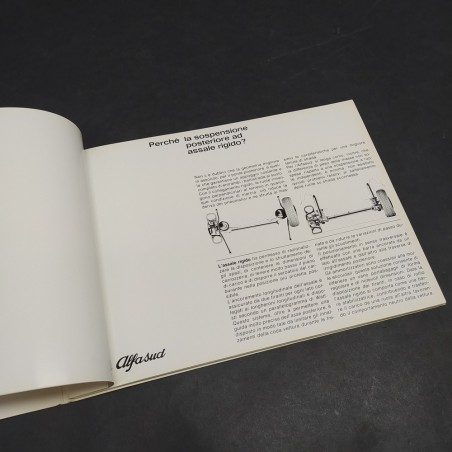 Libretto con le caratteristiche delle vetture Alfa Romeo Alfasud e foto. Pieghe