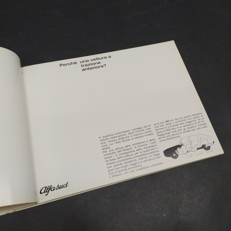 Libretto con le caratteristiche delle vetture Alfa Romeo Alfasud e foto. Pieghe