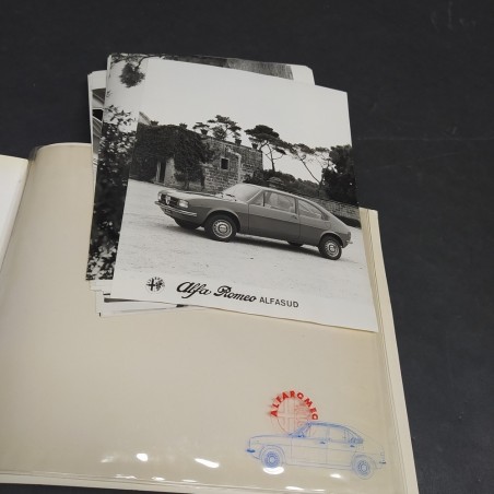 Libretto con le caratteristiche delle vetture Alfa Romeo Alfasud e foto. Pieghe