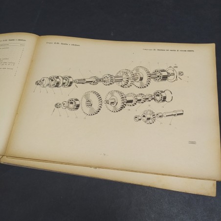 Libretto dei ricambi per autocarri Fiat mod. CL39, 1943. Rilegatura danneggiata