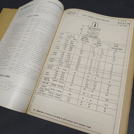 Libretto d'istruzioni per riparazioni veicoli Lancia Esadelta, 1962. Discreto