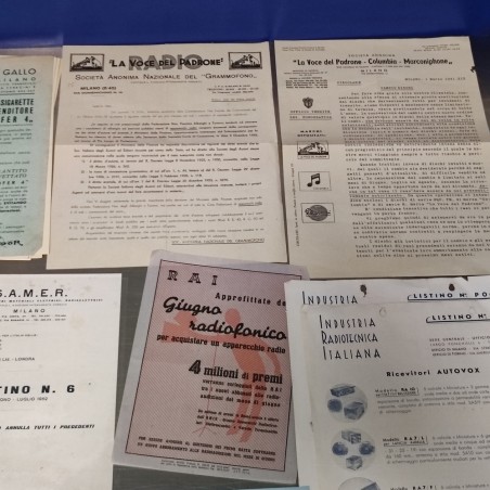 Lotto di 31 cataloghi, listini di dischi, giradischi e apparecchi audio. Strappi