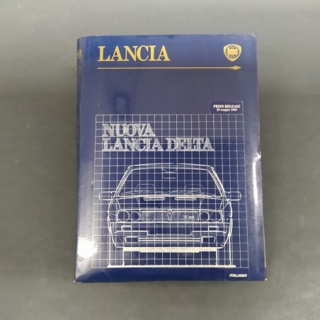 Cartellina stampa delle vetture Lancia Delta I, schede tecniche, 1986. Macchie
