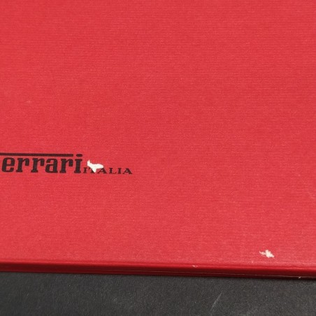 Cartellina stampa - Press Release auto Ferrari, vari modelli 1994. Sbucciature