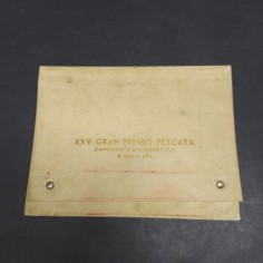 Portadocumenti del XXV Gran Premio F1 di Pescara, 1957 con pubblicità. Macchie