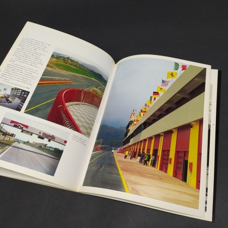 Volume Annuario Ferrari 1991 con copertina parzialmente scollata. Mediocre