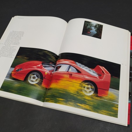 Volume Annuario Ferrari 1989 con copertina parzialmente scollata. Mediocre