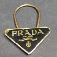 Prada Milano Vintage – Portachiavi triangolare smaltato nero/oro usato