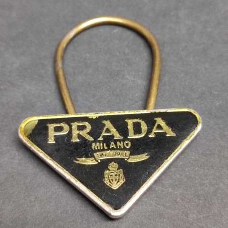 Prada Milano Vintage – Portachiavi triangolare smaltato nero/oro usato