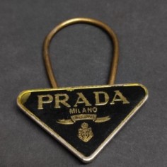 Prada Milano Vintage – Portachiavi triangolare smaltato nero/oro usato 2
