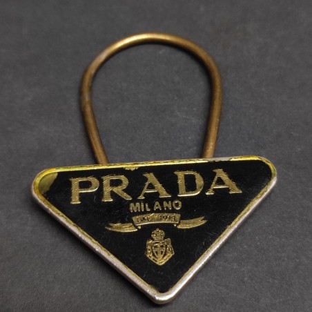 Prada Milano Vintage – Portachiavi triangolare smaltato nero/oro usato