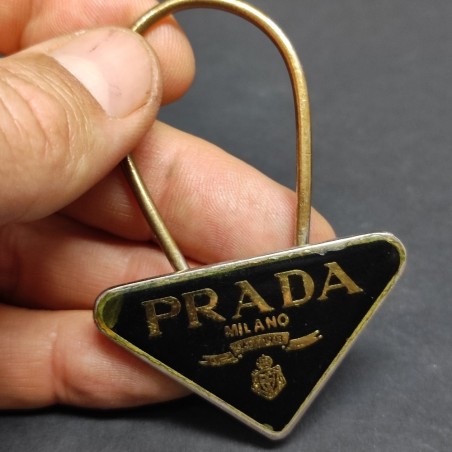 Prada Milano Vintage – Portachiavi triangolare smaltato nero/oro usato
