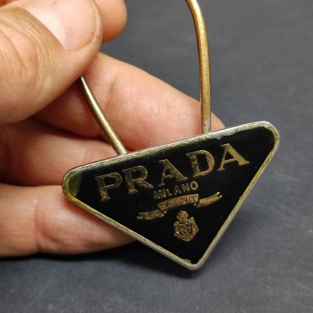 Prada Milano Vintage – Portachiavi triangolare smaltato nero/oro usato