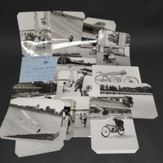 Lotto di 21 foto delle motociclette Demm e cartoncino Record Mondiali velocità