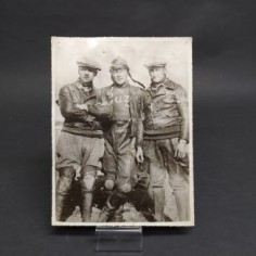 Fotografia di 3 piloti di motociclismo 1930, Primo Moretti Moto Guzzi. Macchie