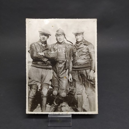 Fotografia di 3 piloti di motociclismo 1930, Primo Moretti Moto Guzzi. Macchie