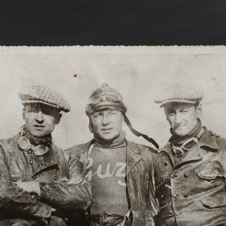Fotografia di 3 piloti di motociclismo 1930, Primo Moretti Moto Guzzi. Macchie