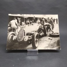 Foto del pilota Tazio Nuvolari al volante di Alfa Romeo a Monza. Mediocre