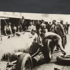 Foto del pilota Tazio Nuvolari al volante di Alfa Romeo a Monza. Mediocre 2