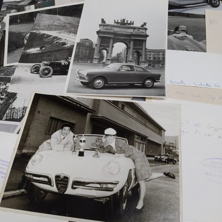 Lotto di 48 fotografie di vetture Alfa Romeo anni '30/'60, vari formati. Macchie