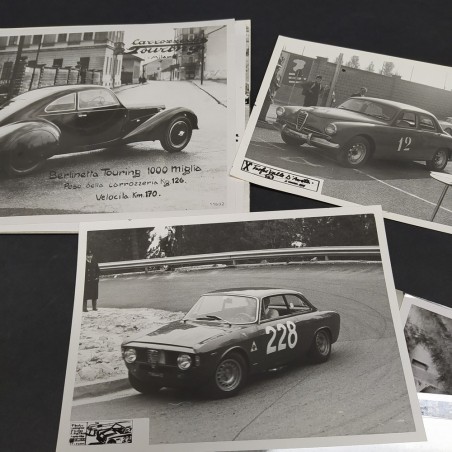Lotto di 48 fotografie di vetture Alfa Romeo anni '30/'60, vari formati. Macchie