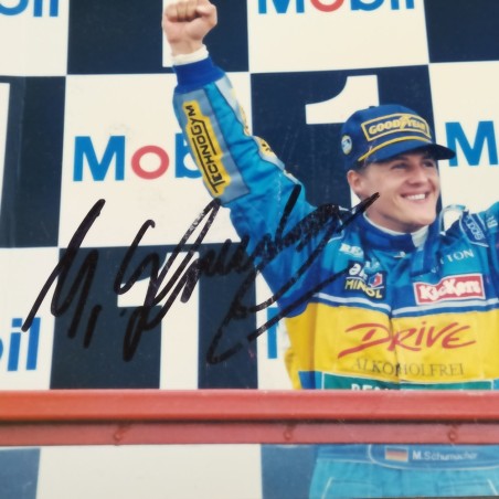 Lotto di 2 fotografie del pilota di F1 Michael Schumacher con autografo. Graffi