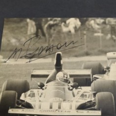Foto autografata del pilota di F1 Clay Regazzoni. Condizioni mediocri, macchie 2
