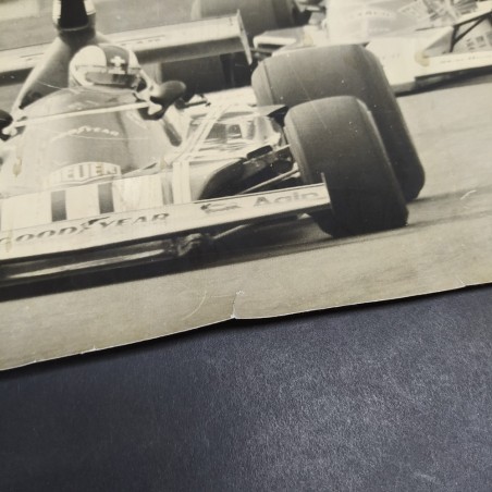 Foto autografata del pilota di F1 Clay Regazzoni. Condizioni mediocri, macchie
