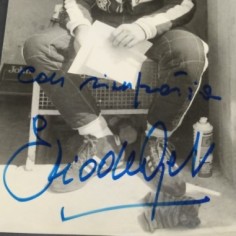 Foto autografata del pilota di F1 Elio De Angelis. Condizioni discrete, aloni 2