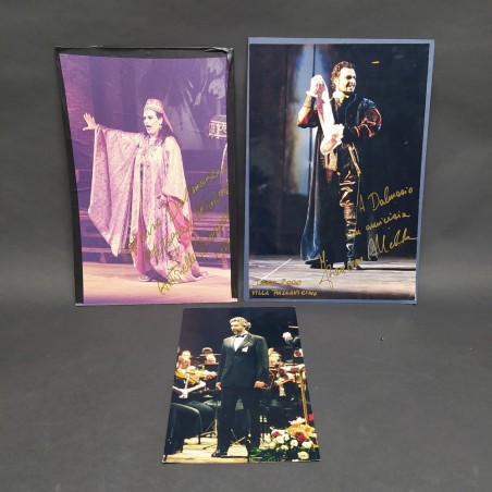 Lotto di 3 fotografie di spettacoli lirici autografate e Andrea Bocelli.Mediocri