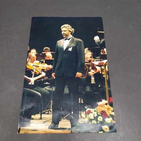 Lotto di 3 fotografie di spettacoli lirici autografate e Andrea Bocelli.Mediocri