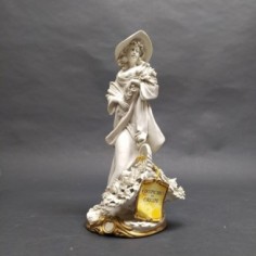 Figura femminile romantica in porcellana biscuit La Nuova Triade