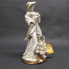 Figura femminile romantica in porcellana biscuit La Nuova Triade 2