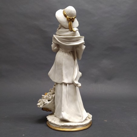 Figura femminile romantica in porcellana biscuit La Nuova Triade