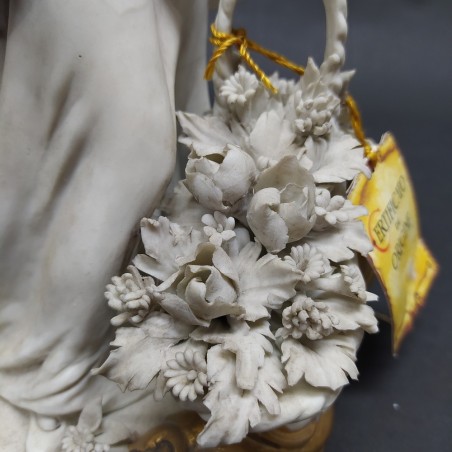 Figura femminile romantica in porcellana biscuit La Nuova Triade